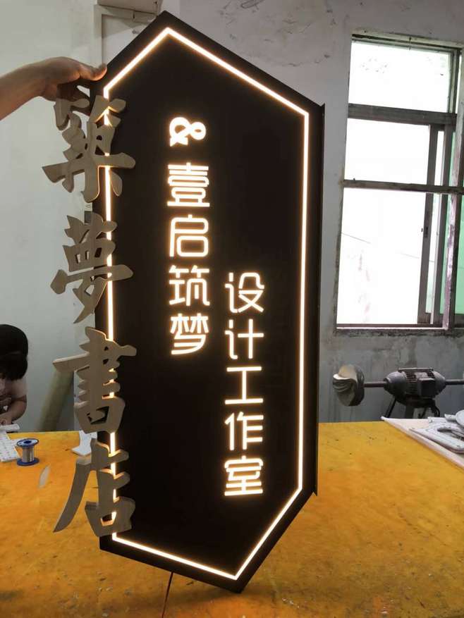 鐵藝創(chuàng)意燈箱設(shè)計 光影交織的金屬詩篇